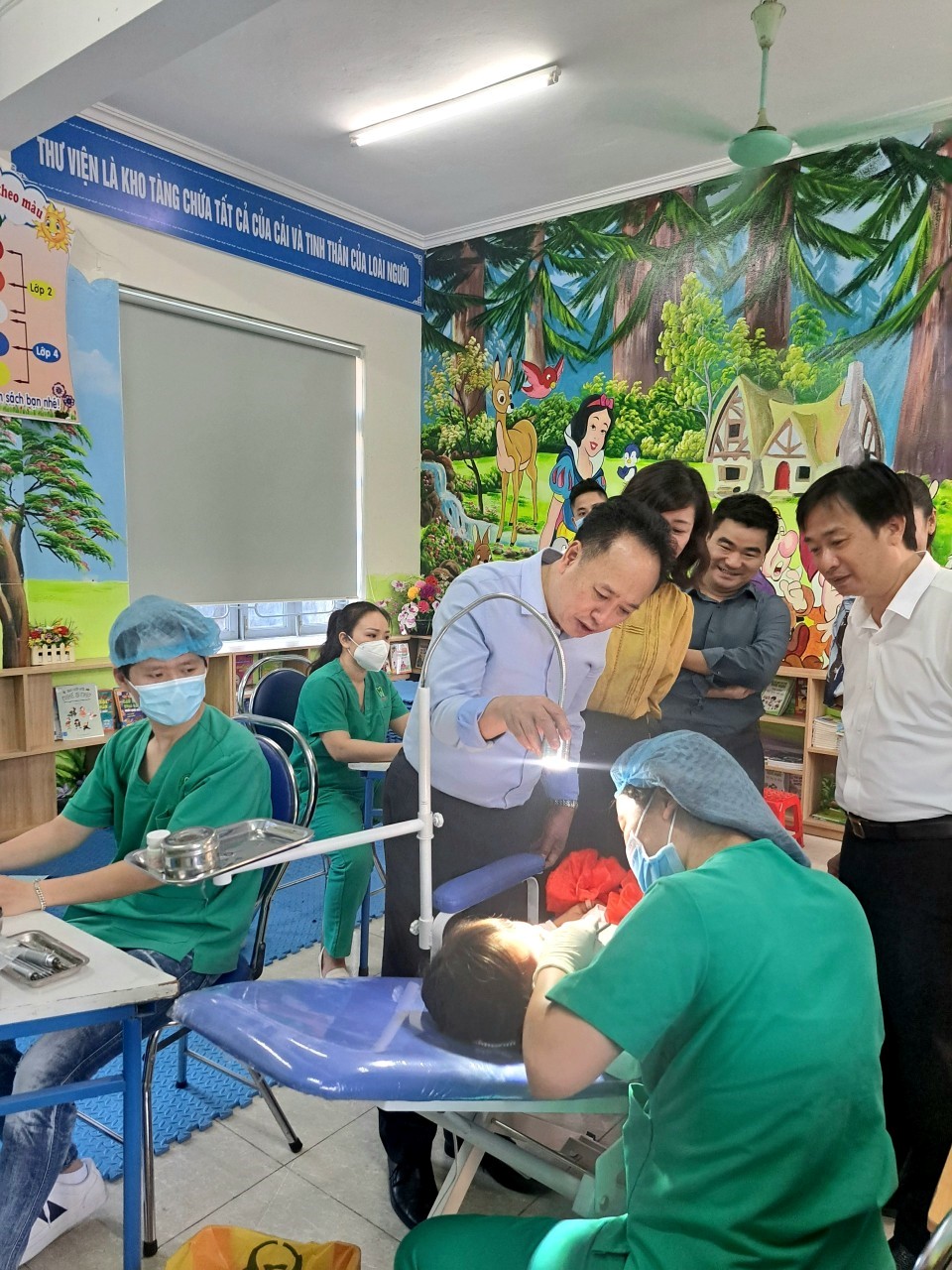 Các bác sĩ  khám và điều trị răng cho các em học sinh